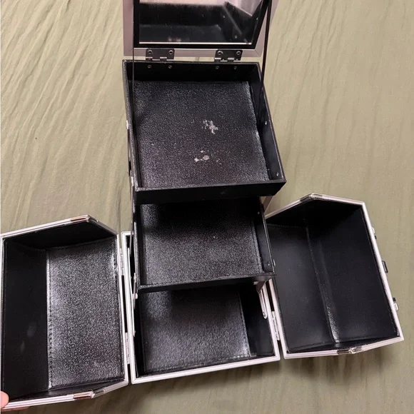 Hello Kitty Travel Make Up Box - Picture 4 of 4